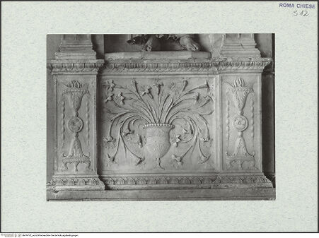 Vorderseite von Vasari [https://www.deutsche-digitale-bibliothek.de/content/lizenzen/rv-ez/] Ehemaliger HochaltarSockel des Altaraufbaues, linkes Relief: Vase mit Blumen - , bh474182_recto. Foto.