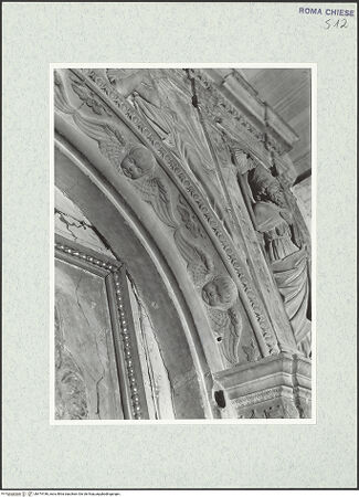 Vorderseite von Vasari [https://www.deutsche-digitale-bibliothek.de/content/lizenzen/rv-ez/] Ehemaliger Hochaltar - mittlerer Rundbogen, Detail des Puttenfrieses, bh474186_recto. Foto.