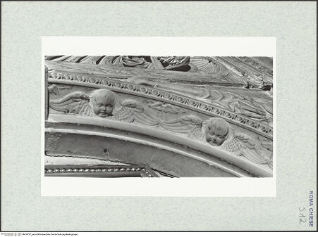 Vorderseite von Vasari [https://www.deutsche-digitale-bibliothek.de/content/lizenzen/rv-ez/] Ehemaliger Hochaltar - mittlerer Rundbogen, Detail des Puttenfrieses, bh474187_recto. Foto.