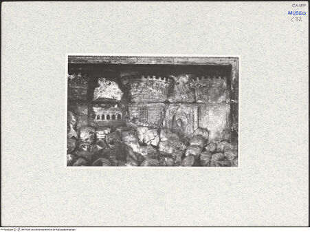 Vorderseite von Bibliotheca Hertziana [https://www.deutsche-digitale-bibliothek.de/content/lizenzen/rv-fz/] Portale del TrionfoRückseite zum Appartamento Reale mit Schlachtszene - Fries, Schlachtszene, Detail, bh474328_recto. Foto.