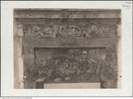Vorderseite von unbekannt [https://www.deutsche-digitale-bibliothek.de/content/lizenzen/rv-fz/] Portale del TrionfoRückseite zum Appartamento Reale mit Schlachtszene - Fries mit mythologische Szenen und mit Schlachtszene, bh474329_recto. Foto: Lembo, Ferdinando.