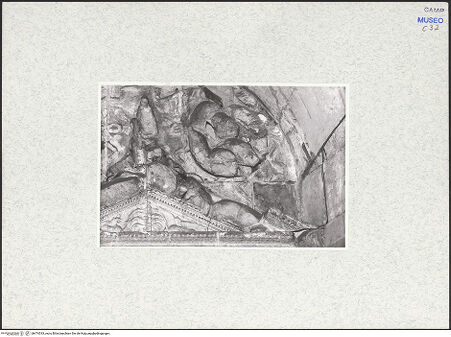 Vorderseite von Bibliotheca Hertziana [https://www.deutsche-digitale-bibliothek.de/content/lizenzen/rv-fz/] Portale del TrionfoVorderseite zur Sala dei Baroni mit dem Einzug König Alfonsos in Neapel - Giebel, Detail: beschädigter Zustand, bh474333_recto. Foto.