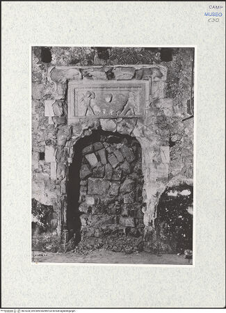 Vorderseite von ICCD [https://www.deutsche-digitale-bibliothek.de/content/lizenzen/rv-fz/] Portalrelief mit Putten - Gesamtansicht, bh474338_recto. Foto.