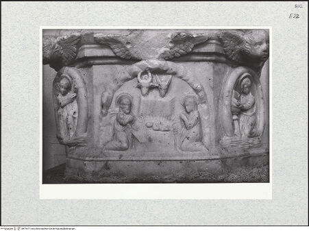 Vorderseite von Bibliotheca Hertziana [https://www.deutsche-digitale-bibliothek.de/content/lizenzen/rv-fz/] Madonna del Soccorso (Madonna della Grotta; Sockel: die Anbetung des Christuskindes) - Sockel mit Anbetung Christi, bh474477_recto. Foto.