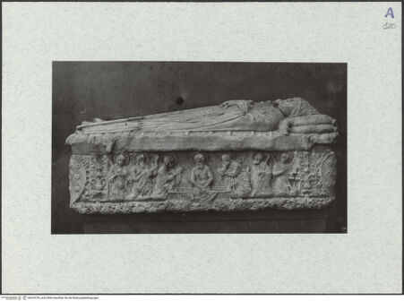 Vorderseite von Bibliotheca Hertziana [https://www.deutsche-digitale-bibliothek.de/content/lizenzen/rv-ez/] Grabmal des Bischofs Giovanni Montaperto (gest. 1485) - Frontalansicht, bh474720_recto. Foto.