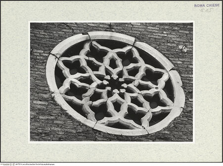 Vorderseite von Sopr. BAS ROMA [https://www.deutsche-digitale-bibliothek.de/content/lizenzen/rv-ez/] Santa Maria in Aracoeli - Fassade, Detail: Fensterrose, bh475314_recto. Foto.