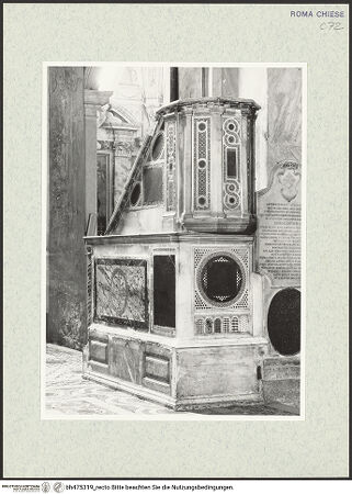 Vorderseite von Sopr. BAS ROMA [https://www.deutsche-digitale-bibliothek.de/content/lizenzen/rv-ez/] Epistelkanzel, aus den Fragmenten des abgebauten Ambo der ehemaligen Schola Cantorum zusammengesetzt - Schrägsicht auf die vordere und linke Seite, bh475319_recto. Foto.