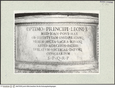 Vorderseite von Sopr. BAS ROMA [https://www.deutsche-digitale-bibliothek.de/content/lizenzen/rv-ez/] Papst Leo X. thronendSockel, Detail: Inschrift anläßlich der Restaurierung der Statue - , bh475335_recto. Foto.