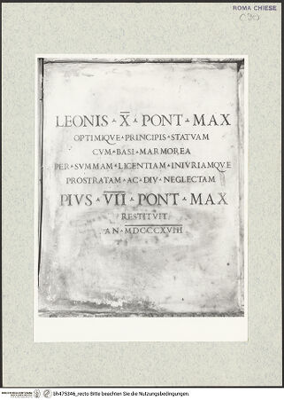 Vorderseite von Sopr. BAS ROMA [https://www.deutsche-digitale-bibliothek.de/content/lizenzen/rv-ez/] Papst Leo X. thronendSockel, Detail: Inschrift anläßlich der Restaurierung der Statue auf Initiative von Papst Pius VII. - , bh475346_recto. Foto.