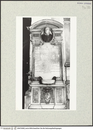 Vorderseite von Sopr. BAS ROMA [https://www.deutsche-digitale-bibliothek.de/content/lizenzen/rv-ez/] Grabmal von Cesare Valentini - Gesamtansicht, bh475382_recto. Foto.