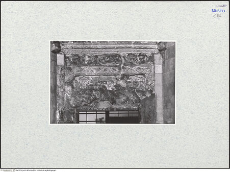 Vorderseite von Bibliotheca Hertziana [https://www.deutsche-digitale-bibliothek.de/content/lizenzen/rv-fz/] Portale del TrionfoVorderseite zur Sala dei Baroni mit dem Einzug König Alfonsos in Neapel - Fries mit mythologischen Szenen und mit dem Einzug König Alfonsos: beschädigter Zustand, bh475394_recto. Foto.