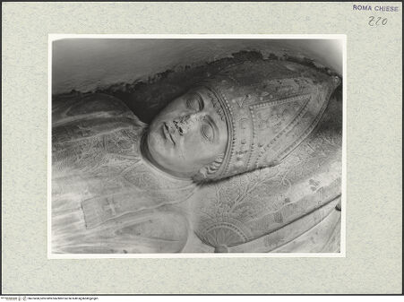 Vorderseite von Vasari [https://www.deutsche-digitale-bibliothek.de/content/lizenzen/rv-fz/] Grabmonument des Kardinals Giovanni Giacomo Sclafenati (+1497) - Liegefigur, Detail: Kopf, bh475490_recto. Foto.