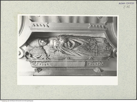 Vorderseite von Vasari [https://www.deutsche-digitale-bibliothek.de/content/lizenzen/rv-ez/] Grabmonument des Bischofs Ottaviano Furnario (auch Olaviero Fornario, +1496) - Gesamtansicht der Liegefigur, bh475498_recto. Foto.