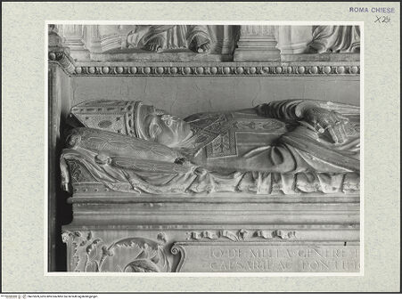 Vorderseite von Courtauld Institute, Conway Library [https://rightsstatements.org/page/CNE/1.0/] Grabmonument des Kardinals Juan de Melle (+1467)Sarkophag mit Liegefigur - Liegefigur, obere Körperpartie, bh475509_recto. Foto.