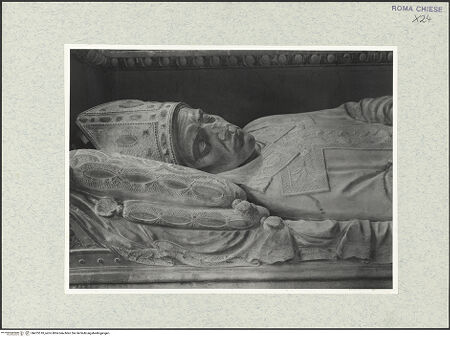 Vorderseite von Vasari [https://rightsstatements.org/page/CNE/1.0/] Grabmonument des Kardinals Juan de Melle (+1467)Sarkophag mit Liegefigur - Liegefigur, Oberkörper, bh475510_recto. Foto.