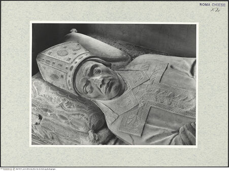 Vorderseite von Vasari [https://rightsstatements.org/page/CNE/1.0/] Grabmonument des Kardinals Juan de Melle (+1467)Sarkophag mit Liegefigur - Liegefigur, Oberkörper, bh475511_recto. Foto.