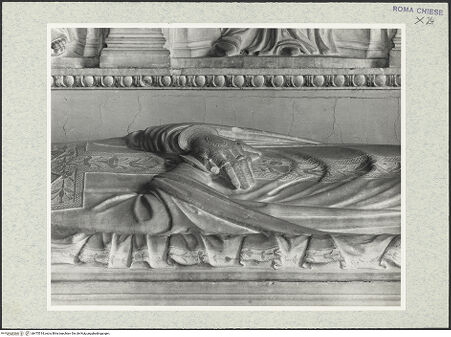 Vorderseite von Courtauld Institute, Conway Library [https://rightsstatements.org/page/CNE/1.0/] Grabmonument des Kardinals Juan de Melle (+1467)Sarkophag mit Liegefigur - Liegefigur, mittlere Körperpartie, bh475514_recto. Foto.