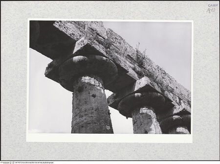 Vorderseite von Bibliotheca Hertziana [https://www.deutsche-digitale-bibliothek.de/content/lizenzen/rv-fz/] Basilica (Basilika) - Detail, Kapitelle und Gebälk, bh475574_recto. Foto.