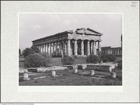 Vorderseite von Bibliotheca Hertziana [https://www.deutsche-digitale-bibliothek.de/content/lizenzen/rv-fz/] Tempio di Nettuno - Ansicht von Nordwesten, bh475608_recto. Foto.