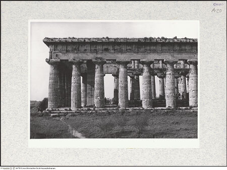 Vorderseite von Bibliotheca Hertziana [https://www.deutsche-digitale-bibliothek.de/content/lizenzen/rv-fz/] Tempio di Nettuno - Südkolonnade, Detail, bh475613_recto. Foto.