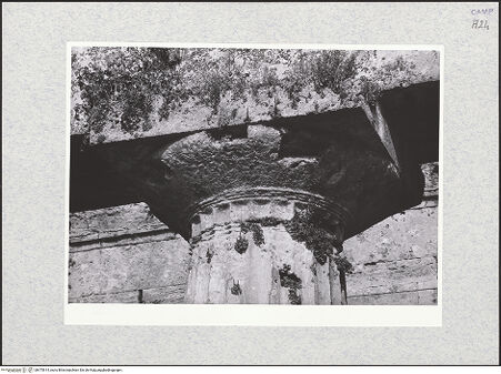 Vorderseite von Bibliotheca Hertziana [https://www.deutsche-digitale-bibliothek.de/content/lizenzen/rv-fz/] Tempio di Nettuno - Detail, Kapitell, bh475614_recto. Foto.