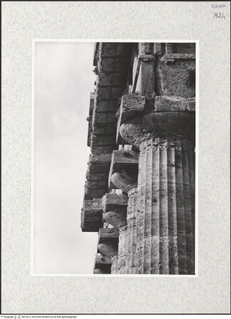 Vorderseite von Bibliotheca Hertziana [https://www.deutsche-digitale-bibliothek.de/content/lizenzen/rv-fz/] Tempio di Nettuno - Nordöstliche Ecke, bh475616_recto. Foto.