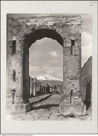 Vorderseite von Savio, Oscar [https://www.deutsche-digitale-bibliothek.de/content/lizenzen/rv-fz/] Arco di Caligola - Arco di Caligola mit Blick in die Via di Mercato Richtung Vesuv, bh475619_recto. Foto: Savio, Oscar.