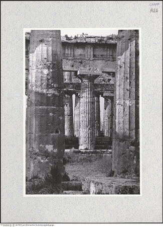 Vorderseite von Bibliotheca Hertziana [https://www.deutsche-digitale-bibliothek.de/content/lizenzen/rv-fz/] Tempio di Nettuno - Blick aus der Basilica auf den Neptuntempel, bh475623_recto. Foto.