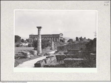 Vorderseite von Bibliotheca Hertziana [https://www.deutsche-digitale-bibliothek.de/content/lizenzen/rv-fz/] Tempio di Nettuno - Ansicht von Nordwesten, bh475624_recto. Foto.