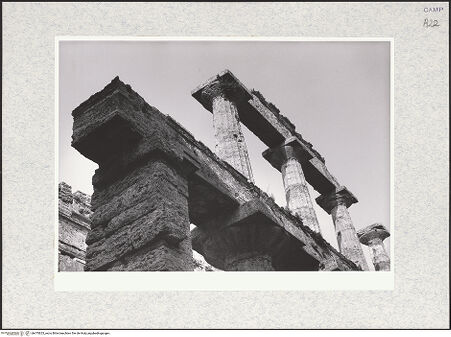 Vorderseite von Bibliotheca Hertziana [https://www.deutsche-digitale-bibliothek.de/content/lizenzen/rv-fz/] Tempio di Nettuno - Säulenstellung der Cella (Nordkolonnade), bh475625_recto. Foto.