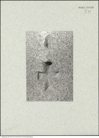 Vorderseite von Bibliotheca Hertziana [https://www.deutsche-digitale-bibliothek.de/content/lizenzen/rv-fz/] Santa Maria in Cosmedin - Einkerbung für ein Metallkreuz, bh476310_recto. Foto.