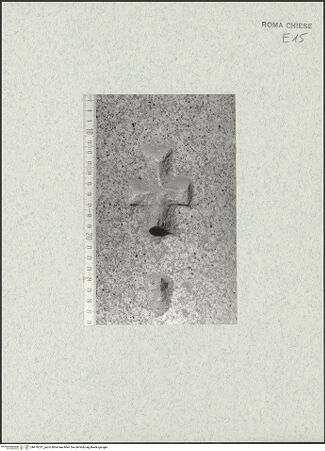 Vorderseite von Bibliotheca Hertziana [https://www.deutsche-digitale-bibliothek.de/content/lizenzen/rv-fz/] Santa Maria in Cosmedin - Einkerbung für ein Metallkreuz, bh476311_recto. Foto.