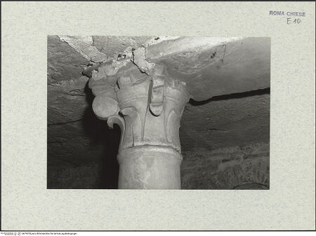 Vorderseite von Bibliotheca Hertziana [https://www.deutsche-digitale-bibliothek.de/content/lizenzen/rv-fz/] Santa Maria in Cosmedin - Südliche Stützenreihe, 1. Kapitell von Osten, bh476335_recto. Foto.