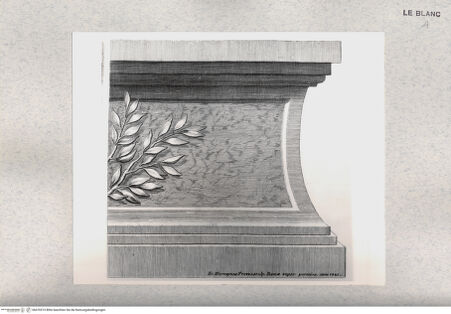 Vorderseite von Istituto Nazionale per la Grafica [http://creativecommons.org/publicdomain/mark/1.0/] Marmorsockel mit Lorbeerzweig - rechte Hälfte, bh476515. Foto.