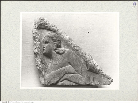 Vorderseite von Szépmüvészeti Múzeum [https://www.deutsche-digitale-bibliothek.de/content/lizenzen/rv-ez/] Anbetender Engel, Fragment einer Tabernakel- oder Lünettenrahmung - , bh477131_recto. Foto.