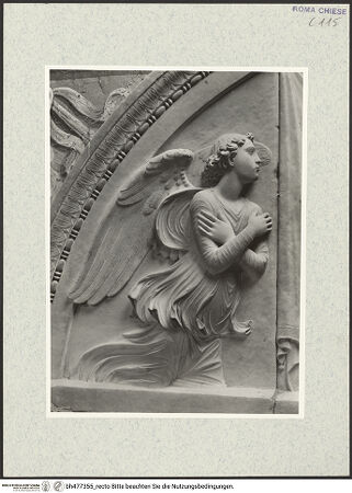 Vorderseite von Vasari [https://www.deutsche-digitale-bibliothek.de/content/lizenzen/rv-ez/] Grabmal des Kardinals Giovanni Battista Savelli (+1498)Giebellünette: Madonna und zwei adorierende Engel - Detail: Engel links, bh477355_recto. Foto.