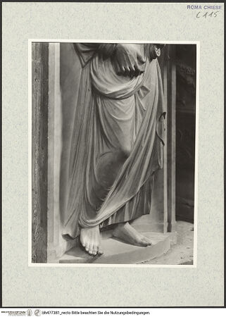 Vorderseite von Vasari [https://www.deutsche-digitale-bibliothek.de/content/lizenzen/rv-ez/] Grabmal des Kardinals Giovanni Battista Savelli (+1498)SockelfigurenLinke Muschelnische: Petrus - untere Körperhälfte, bh477381_recto. Foto.