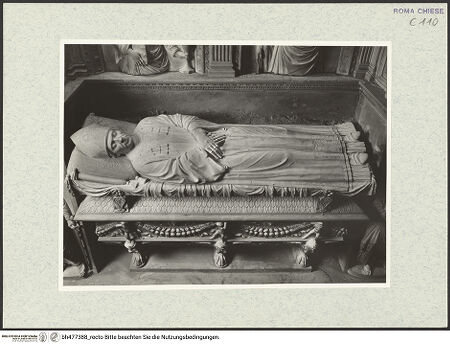 Vorderseite von Vasari [https://www.deutsche-digitale-bibliothek.de/content/lizenzen/rv-ez/] Grabmal des Kardinals Giovanni Battista Savelli (+1498)Sarkophag mit Liegefigur - Aufsicht, bh477388_recto. Foto.