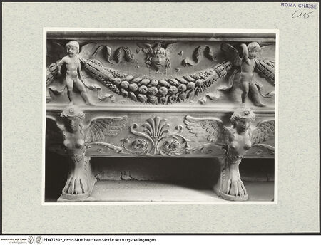 Vorderseite von Vasari [https://www.deutsche-digitale-bibliothek.de/content/lizenzen/rv-ez/] Grabmal des Kardinals Giovanni Battista Savelli (+1498)Sarkophag mit Liegefigur - Detail der Sarkophagvorderseite, bh477392_recto. Foto.