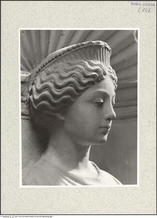 Vorderseite von Vasari [https://www.deutsche-digitale-bibliothek.de/content/lizenzen/rv-fz/] Doppelgrabmal der Brüder de LevisGrabmal des Kardinals Filippo de Levis (+1475)TugendpersonifikationenNische links oben: Temperantia - Kopf, rechtes Profil, bh477452_recto. Foto.