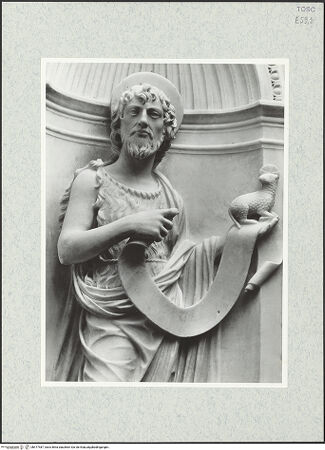 Vorderseite von Vasari [https://www.deutsche-digitale-bibliothek.de/content/lizenzen/rv-ez/] Piccolomini-AltarAltarnischeRetabel mit Heiligenstatuen - Nische links oben: Heiliger Johannes Baptista, obere Körperpartie, bh477487_recto. Foto.