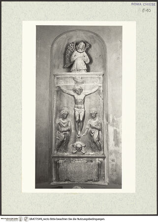 Vorderseite von Courtauld Institute, Conway Library [https://www.deutsche-digitale-bibliothek.de/content/lizenzen/rv-ez/] Grabmal des Dionigi Lunazi mit der Kreuzigung Christi mit zwei Heiligen - Kreuzigung mit  Inschrifttafel unterhalb und Engel oberhalb, bh477549_recto. Foto.