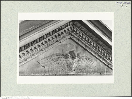 Vorderseite von Vasari [https://www.deutsche-digitale-bibliothek.de/content/lizenzen/rv-ez/] Grabmal der Costanza Ammanati-Piccolomini (+1477)Giebeldreieck: Taube des heiligen Geistes - , bh477559_recto. Foto.