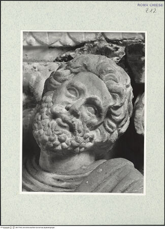 Vorderseite von Vasari [https://www.deutsche-digitale-bibliothek.de/content/lizenzen/rv-ez/] Grabmal der Costanza Ammanati-Piccolomini (+1477)Mittelnische: Segnender Christus und Engel, flankiert von zwei Propheten - Detail: Prophet rechts, Kopf, bh477564_recto. Foto.