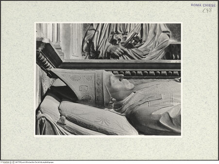 Vorderseite von Courtauld Institute, Conway Library [https://www.deutsche-digitale-bibliothek.de/content/lizenzen/rv-ez/] Grabmal des Kardinals Louis d'Albret (auch: Ludovico de Lebretto, +1465)Sarkophag mit Liegefigur - Detail: Kopf, bh477599_recto. Foto.