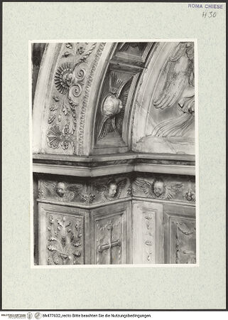Vorderseite von Vasari [https://www.deutsche-digitale-bibliothek.de/content/lizenzen/rv-ez/] Grabmal des Kardinals Giorgio Costa von Lissabon (+1508) - Detail des linken Pilasters und des Bogens, bh477632_recto. Foto.
