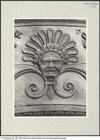 Vorderseite von Vasari [https://www.deutsche-digitale-bibliothek.de/content/lizenzen/rv-ez/] Grabmal des Kardinals Giorgio Costa von Lissabon (+1508) - Bogen, Detail, bh477638_recto. Foto.