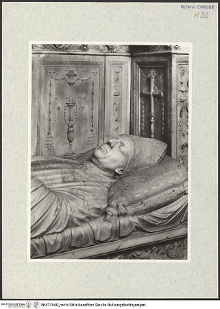 Vorderseite von Vasari [https://www.deutsche-digitale-bibliothek.de/content/lizenzen/rv-fz/] Grabmal des Kardinals Giorgio Costa von Lissabon (+1508)Sarkophag mit Liegefigur - Detail, Oberkörper, bh477640_recto. Foto.