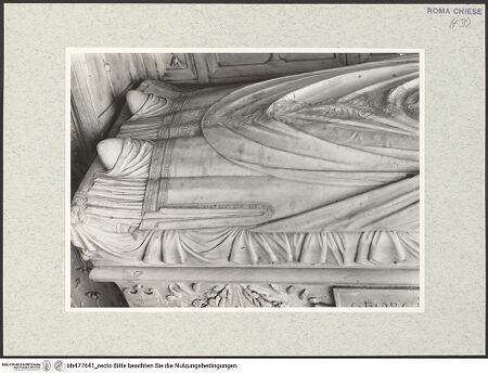 Vorderseite von Vasari [https://www.deutsche-digitale-bibliothek.de/content/lizenzen/rv-fz/] Grabmal des Kardinals Giorgio Costa von Lissabon (+1508)Sarkophag mit Liegefigur - Detail, untere Körperhälfe, bh477641_recto. Foto.