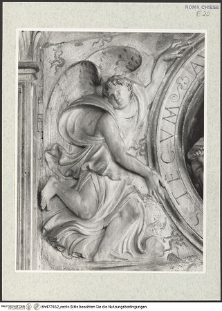 Vorderseite von Courtauld Institute, Conway Library [https://www.deutsche-digitale-bibliothek.de/content/lizenzen/rv-ez/] Grabmal des Kardinals Juan de Castro, Bischof von AgrigentRückwand: Madonna in einer von zwei Engeln getragenen Mandorla - Detail: linker Engel, bh477662_recto. Foto.